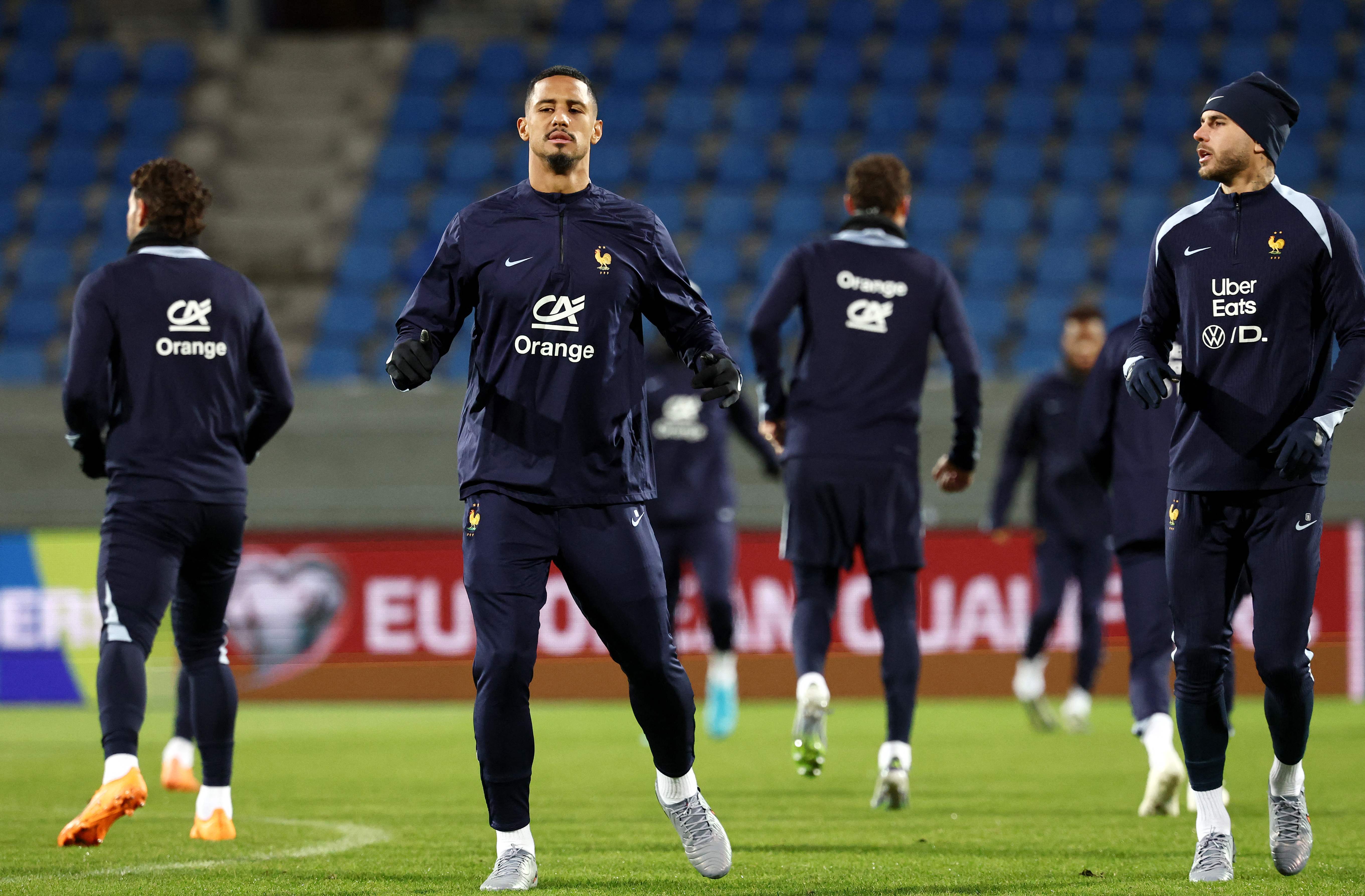 重磅！巴黎圣日耳曼防线松动备战法甲赛前巴黎圣日耳曼调整名单以备法国杯，费德勒在C9比赛中比分优势明显的简单介绍